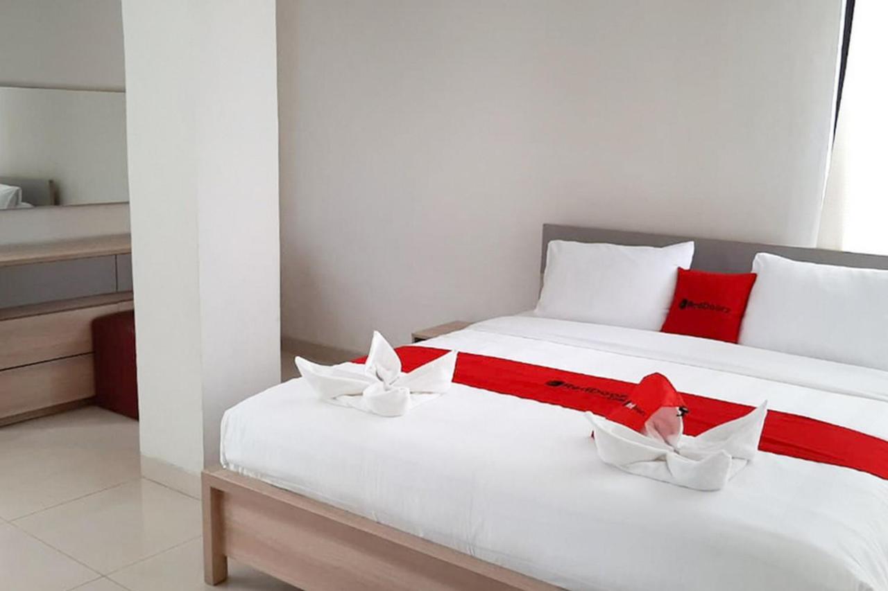 Reddoorz Plus @ Bitung City Center מראה חיצוני תמונה